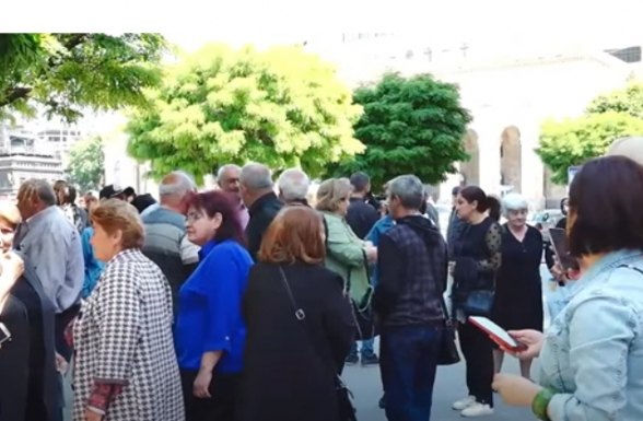 Акция протеста вынужденных переселенцев из Арцаха у здания Правительства РА (видео)